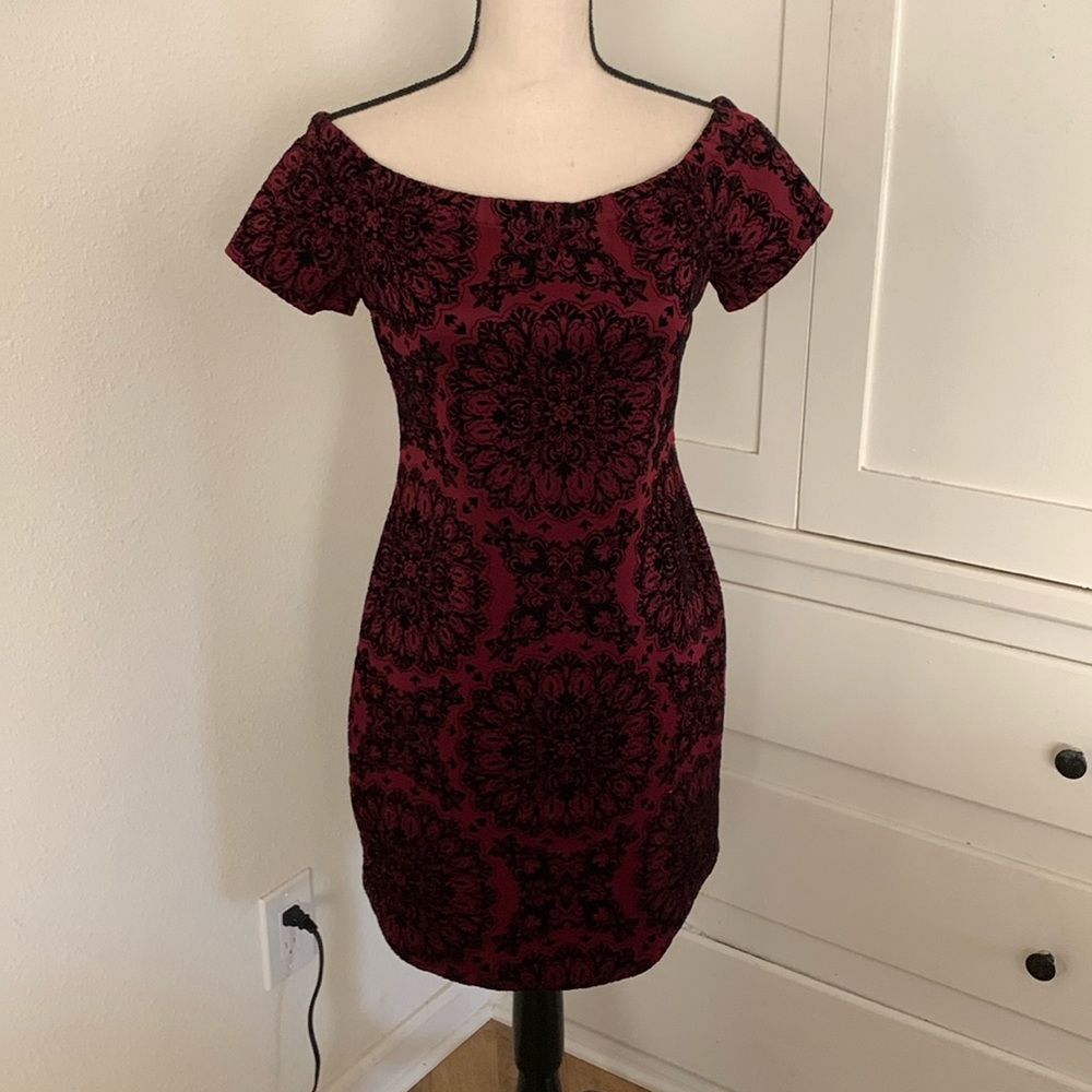 Blood red and black mini dress with short sleeves and round neck